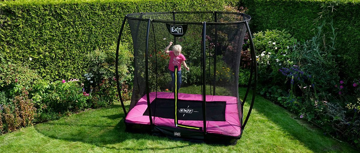 Inground-trampolin von exit toys mit sicherheitsnetz für optimalen schutz beim springen.